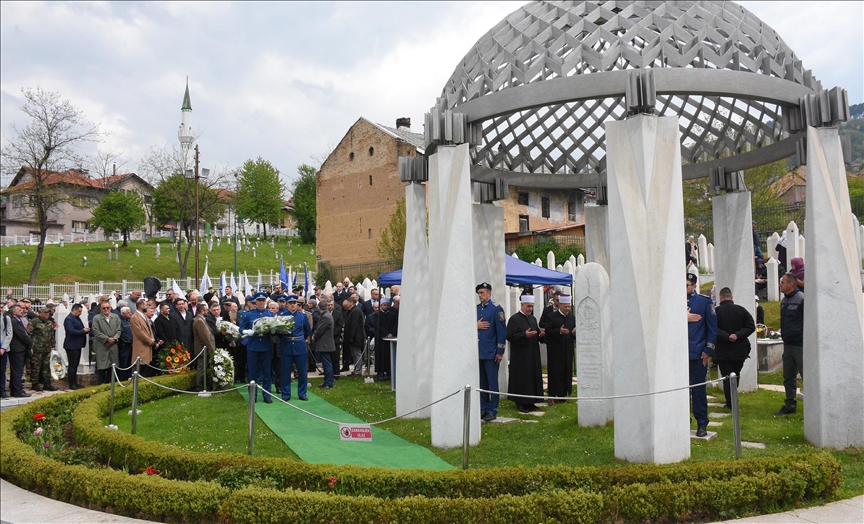 Izetbegović na Dan šehida: Imamo dva duga - da nastavimo borbu za BiH i drugi za porodice